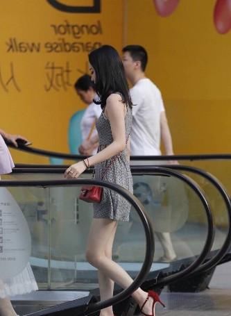  「适合」路人街拍，小姐姐长相比较可爱，看气质也很温柔
