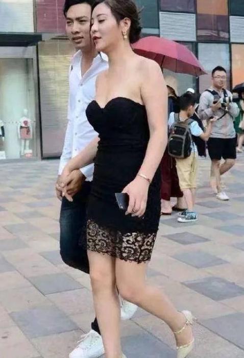 圆润有型的紧身打底裤美女，勾勒女性曼妙优雅的身姿，特别吸睛！