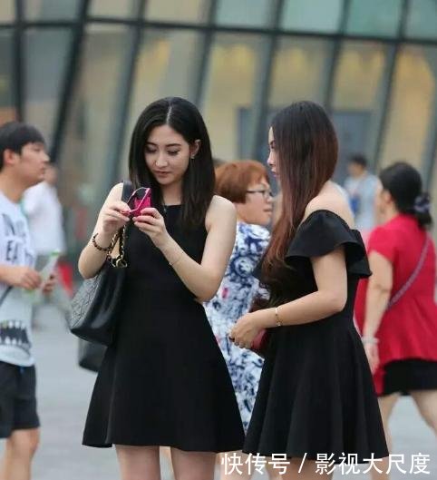 路人街拍,小姐姐把T恤扎进阔腿裤,曲线美被表现的淋淋尽致