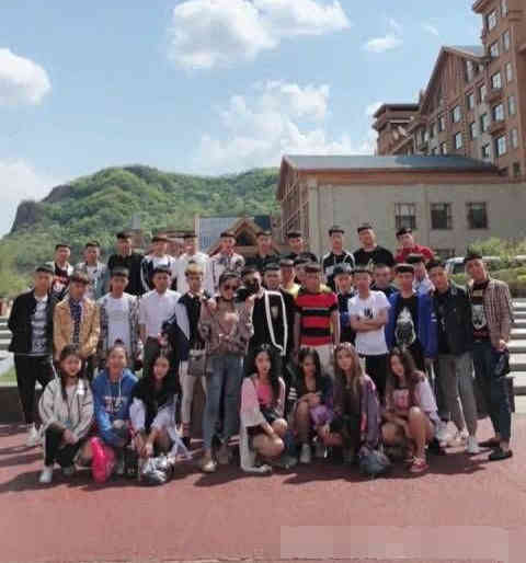 快手网红仙洋、牌牌琦被封杀后首次露面带团队