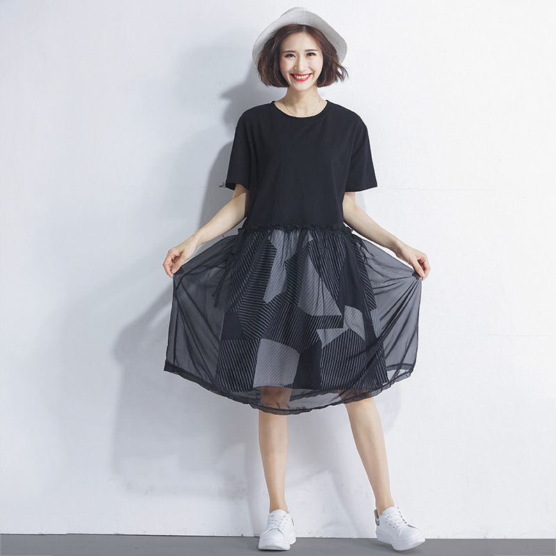 55岁的妈妈同学聚会，多年未见的老同学夸她还如此年轻，会打扮