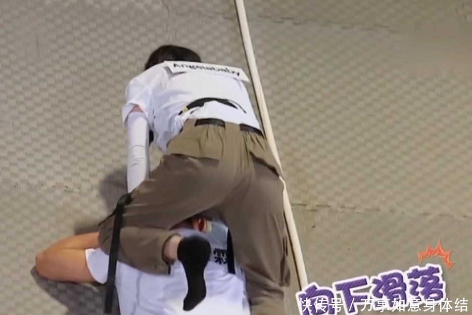 「大战」《奔跑吧》节目组搞两种待遇,人梯大战素人都戴头盔,跑男却没有