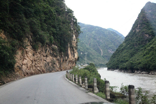 自驾霸道穿越丙察察闯西藏，悬崖边上走一遭，遭遇塌方，泥地陷车