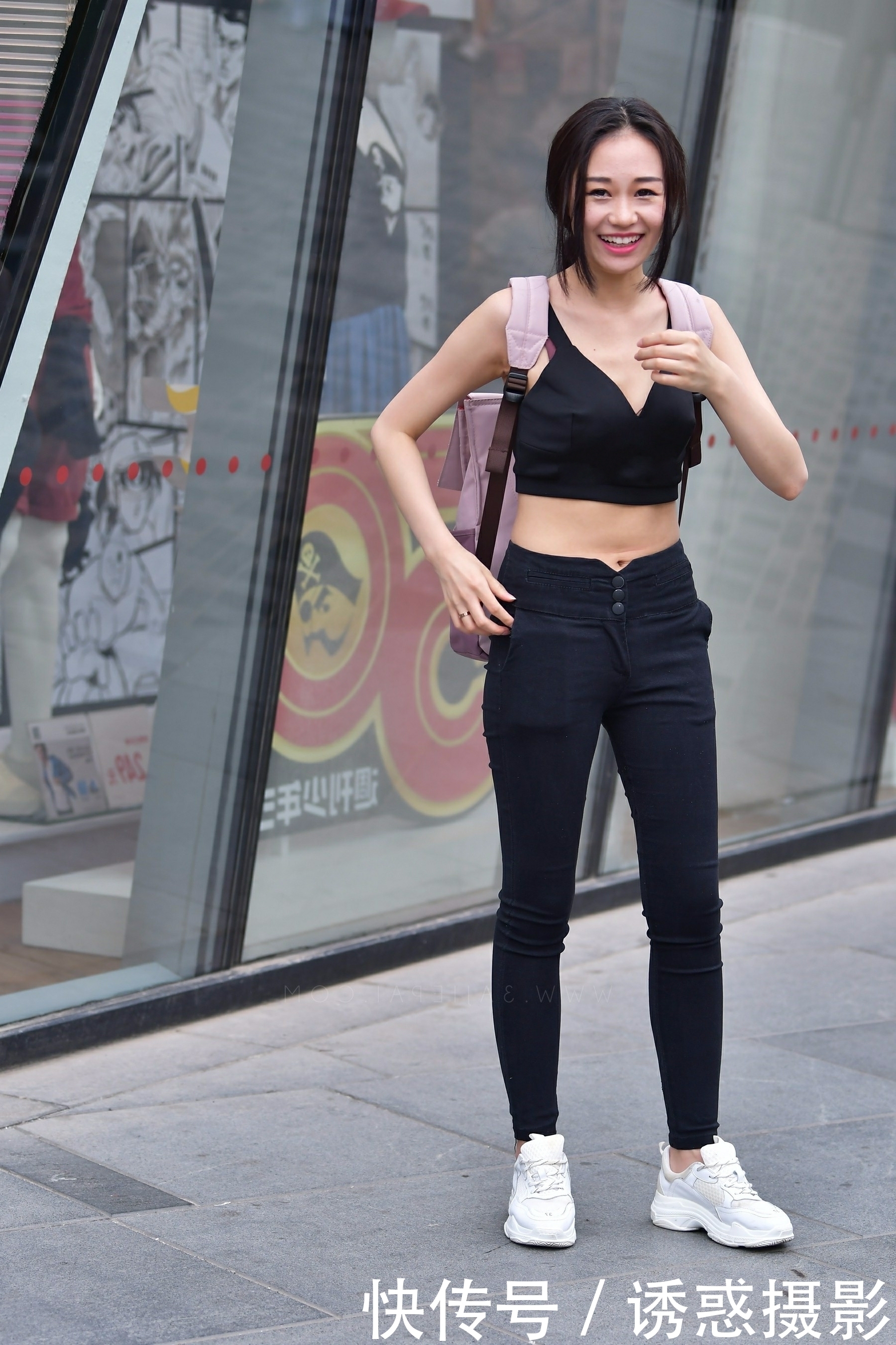 气质小姐姐黑色紧身裤大秀运动好身材，回眸一笑，看呆来往路人