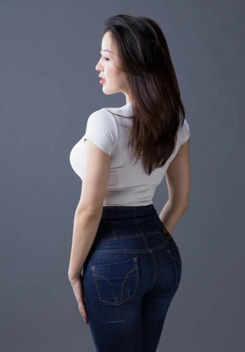 扮兔女郎的妙龄小姐姐，娇艳的大红唇，展现成熟女人style