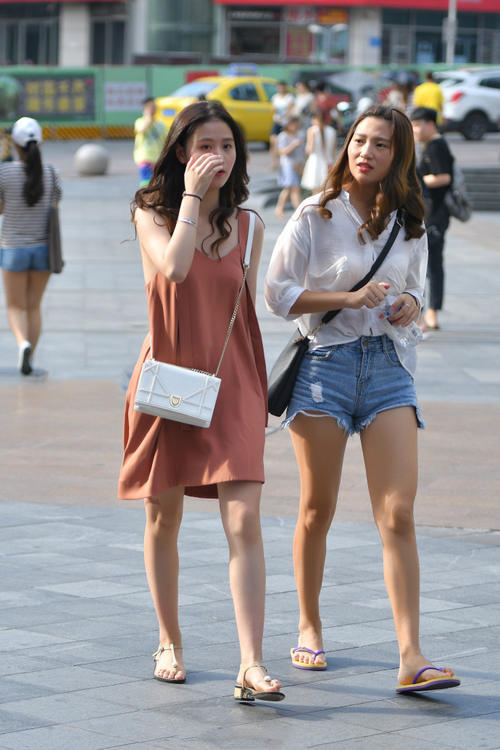 路人街拍，美女穿着清凉又舒适，身材丰满，气质婉约迷人！