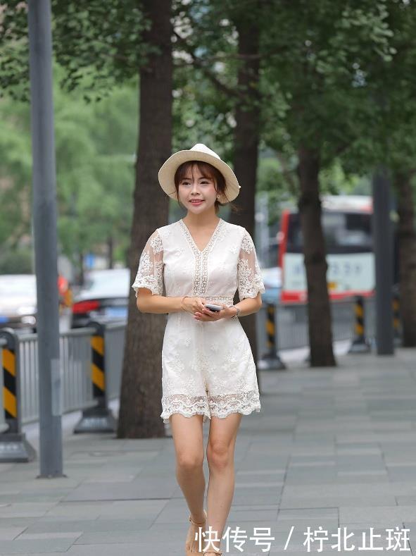  大方：街拍：图七穿公主服逛街，和街上的人格格不入，真是高雅大方！