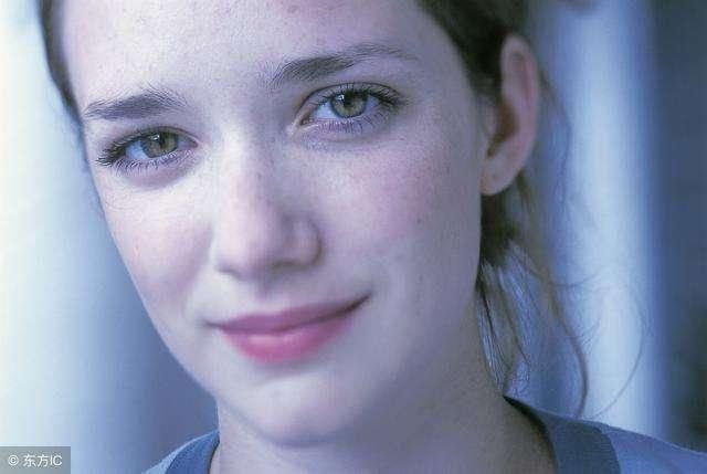 满脸斑点、毛孔粗到能种草，常喝1种水，消褪斑点抚平毛孔