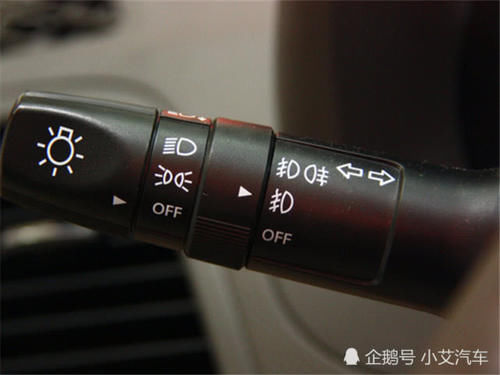 夜晚跑高速用近光灯？交警：科目一怎么学的？连灯都不会用？