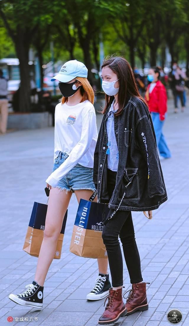 「美女们」街拍:追寻时尚没有任何的限制,时尚达人们的穿衣搭配充满了活力