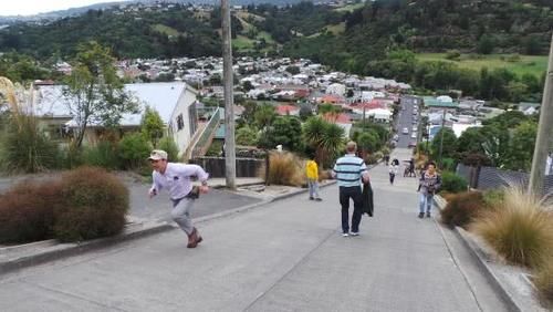 步行350米相当于爬25楼的“最陡峭街道”，坡度高达38度！