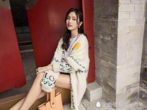 吴宣仪撞衫“牙签腿”孙怡，竟然靠美腿赢了她，真是不可思议！