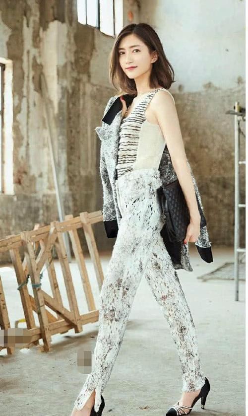 『 穿成』裤子都被穿成白丝袜？这肤色令人羡慕！，江疏影的腿究竟是有多白