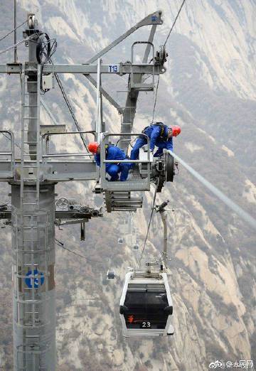 华山绝壁上的天路医生,比胆量更比细心,网友神评论