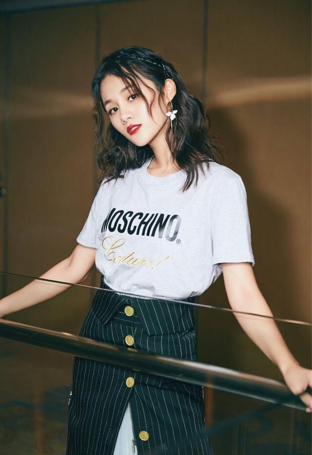 安悦溪穿搭可真发光，魅力爆表 网友：小主，耳环亮了