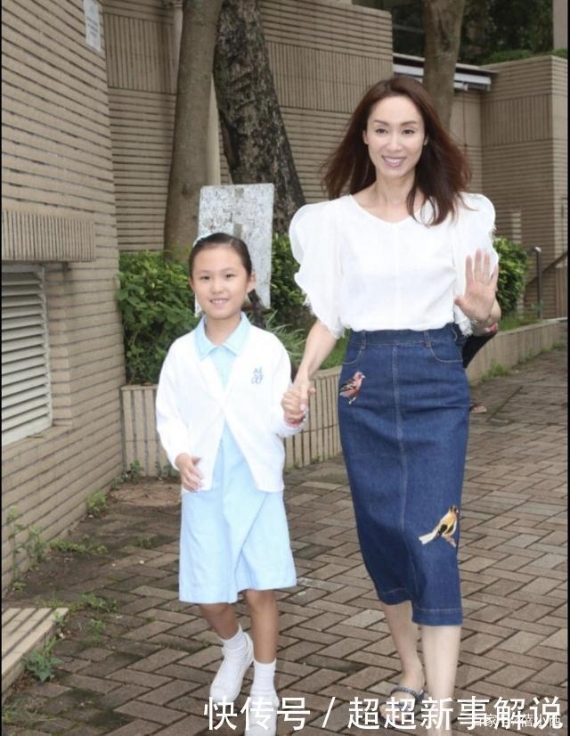  『郭可盈』富家千金郭可盈为捞金也好拼，穿紧身抹胸连衣裙亮相，气质无敌了