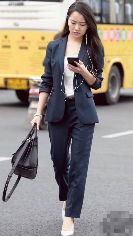 小姐姐黑白格子的长裙搭配紧身上衣，显得女人味十足