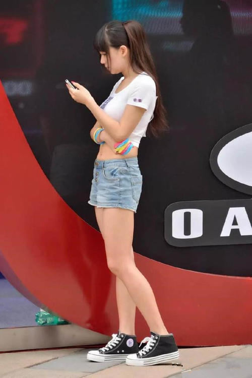 紧身牛仔裤线条优美有魅力，展现个性搭配的同时释放你的美丽！