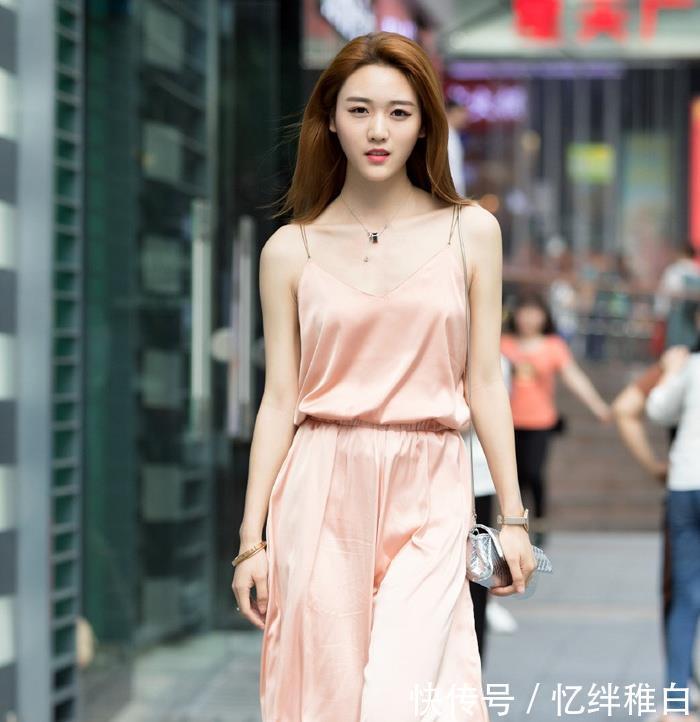 『香肩』街拍美丽的小姐姐,纤腰美腿,走在路上回头率非常高