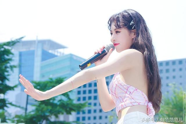 金泫雅真省布料，仅仅用一块布遮住身前，网友：一点安全感都没有