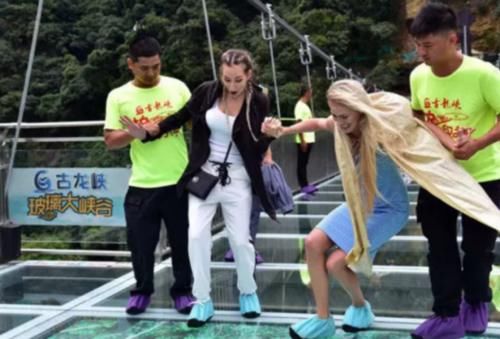 玻璃桥上美女们“步步惊心”，守桥员背美女过桥，意外收获“香吻