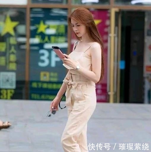 『美女』街拍美女:身材高挑的小姐姐,简单搭配吊带裙,充满潇洒活力!