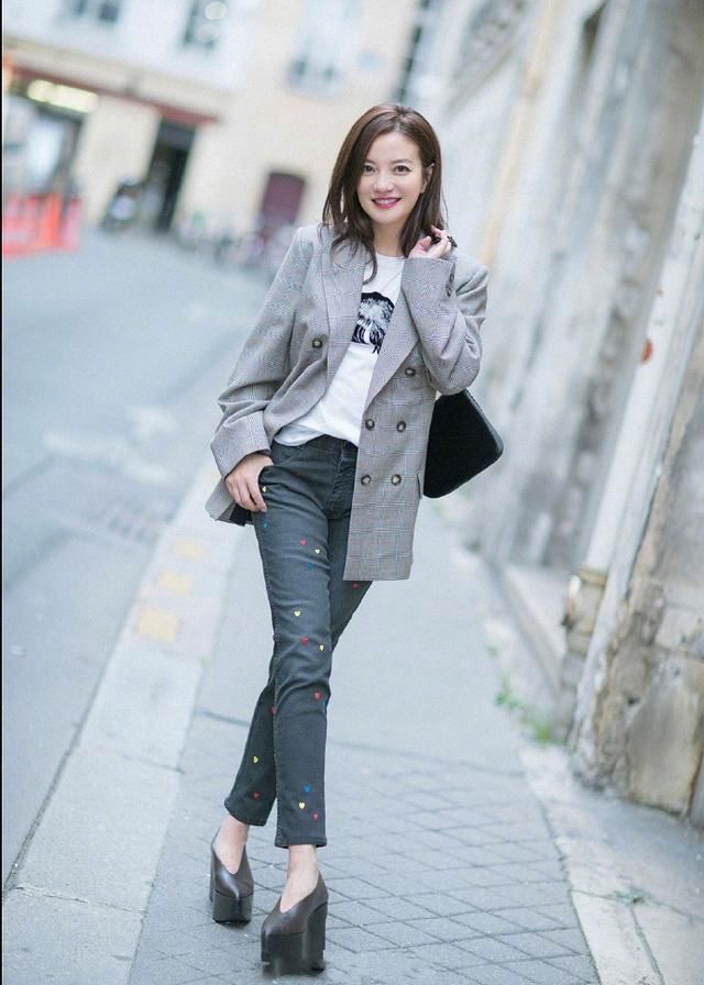 赵薇褶皱条纹裤现身,看到裤裆瞬间我瞎了,网友:身材好就行了!