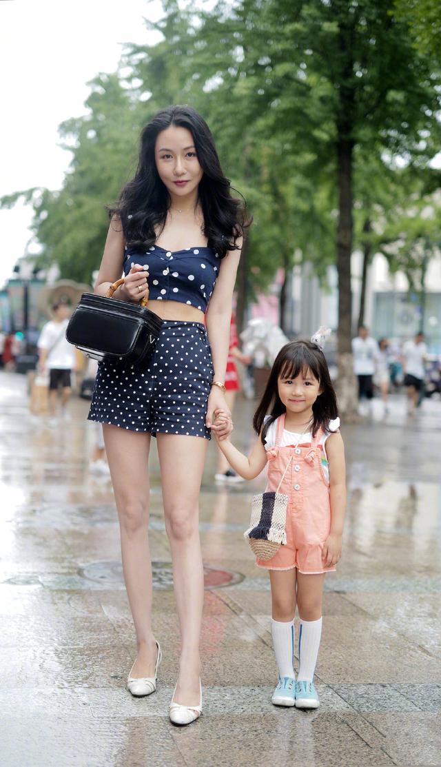 街拍女孩：时尚俏丽袅袅娜娜，长腿均匀有致！