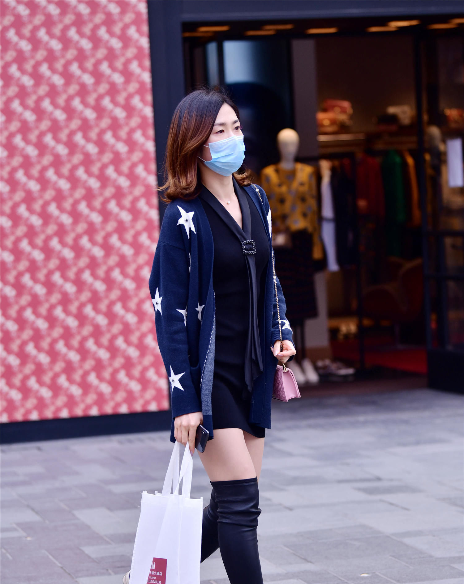 位美女选择一:春季穿着长靴真的不会热,也不是为了保暖,更多是喜欢长靴