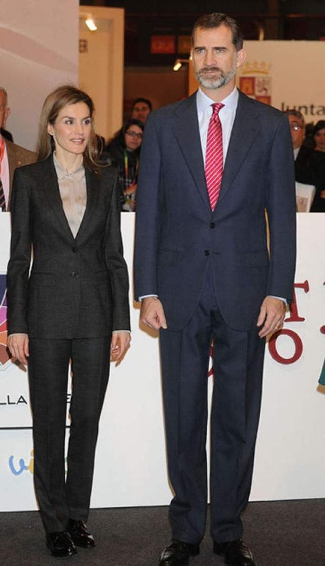 西班牙王后换下裙装，大腿修长，穿长裤别具一格!