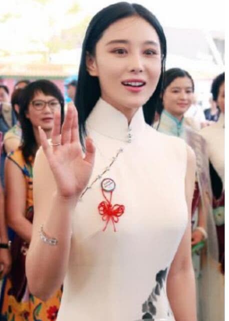 30岁赵丽颖穿旗袍，33岁戚薇穿旗袍，网友：杨幂是来搞笑的吧？