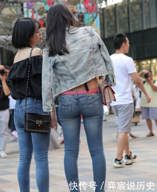 『胜过』街拍傲人身材简单穿,性感装扮胜过明星!