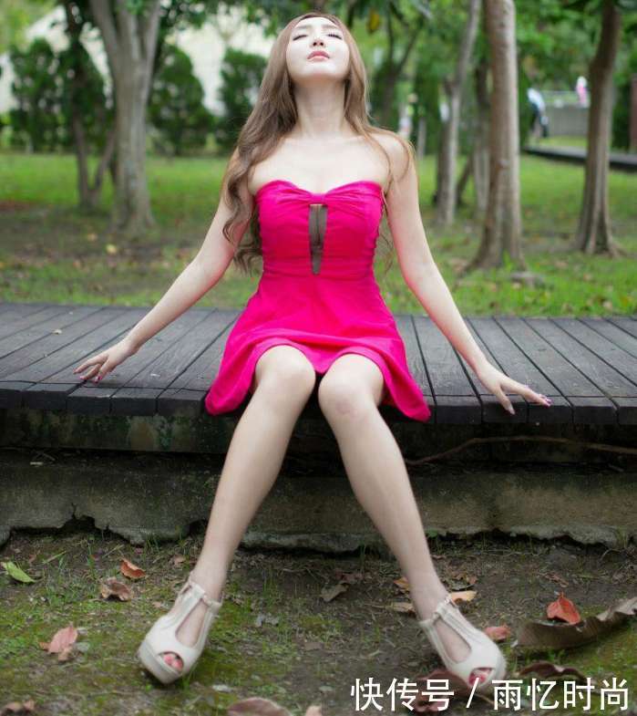 连衣裙展现迷人性感好身材, 美丽时髦