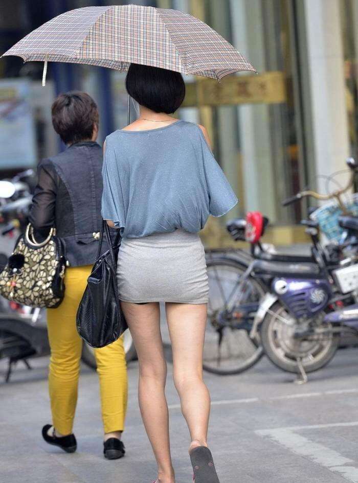 街拍: 超短包臀裙出街的小姐姐, 只有我发现了吗?