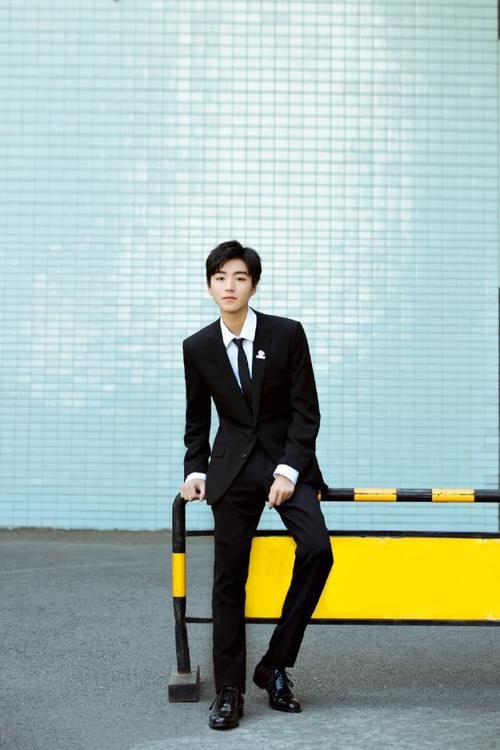 『龙虾』王俊凯也是敢穿，龙虾衬衫配粉紫色牛仔外套，想让人忽视都难