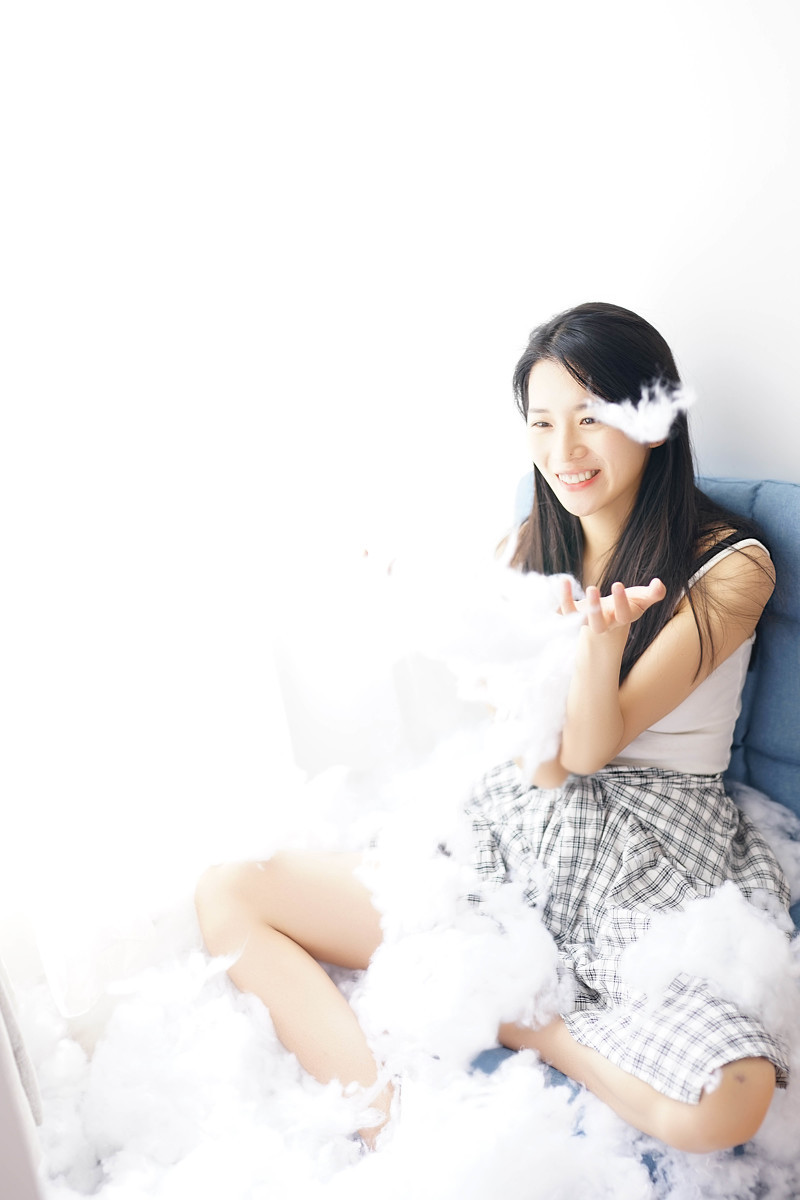 清纯女孩白色吊带衫私房写真