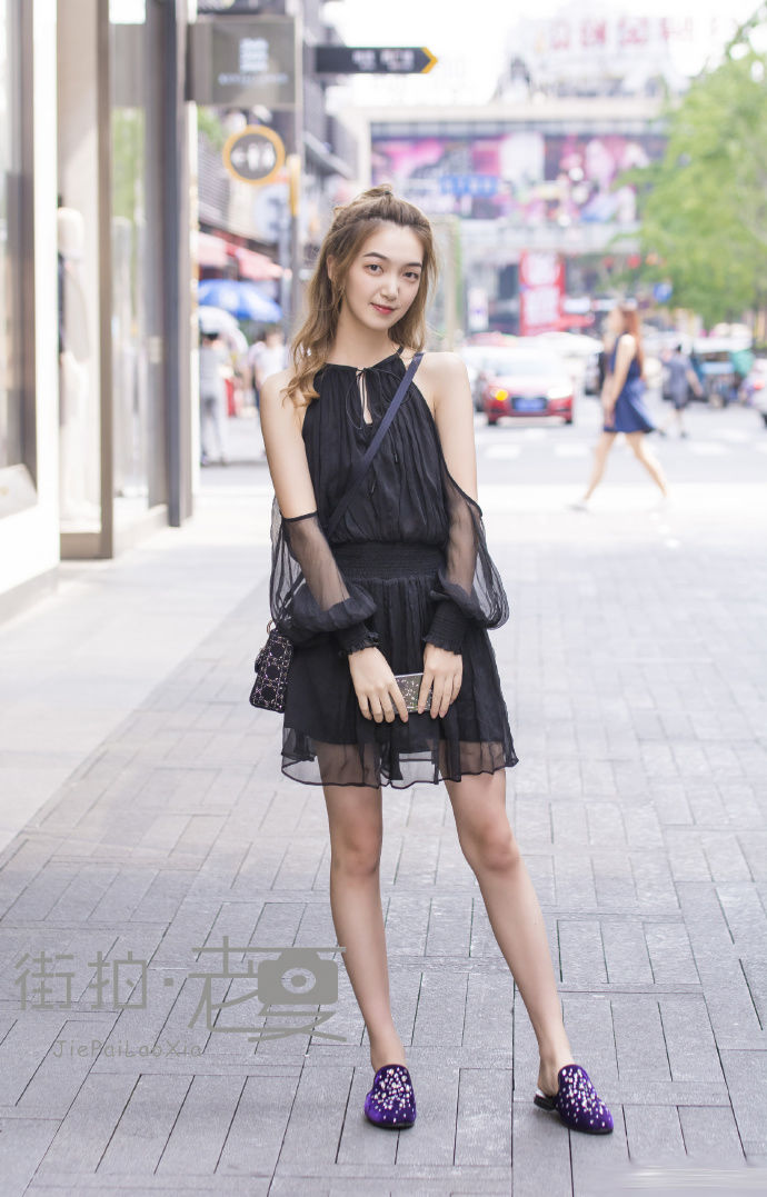 街拍北京:这样的成熟穿搭，看起来很稳重，很有女人味!