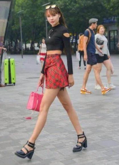 街拍:图3露脐超短裤好清凉,图4似乎误会了什么,你最中意谁?