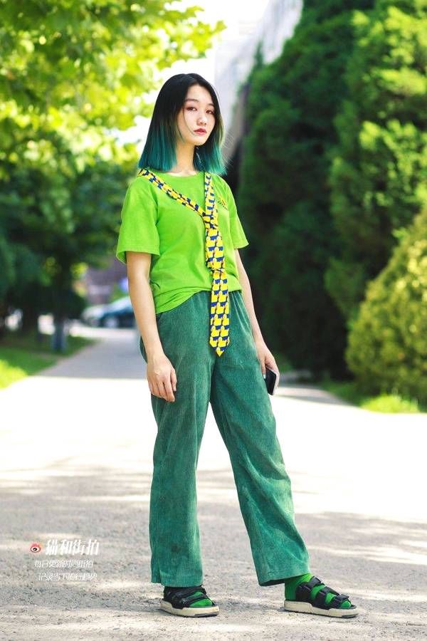 街拍:一件清凉色彩艳丽的小吊带搭配牛仔阔腿，你的小可爱上线了