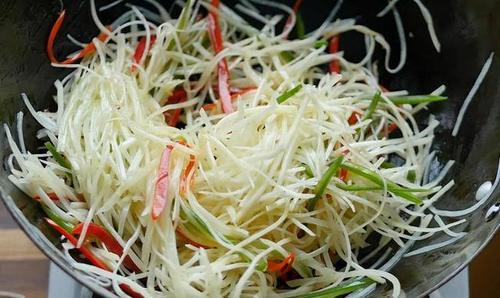 炒土豆丝时,别傻傻的只懂放醋了,多加这一步,色