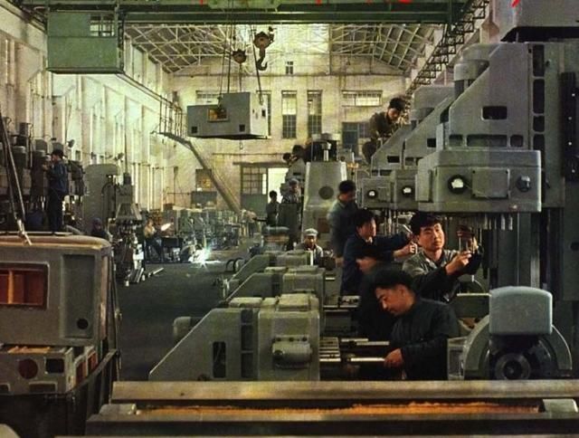 老照片：1973年《人民画报》刊载的新中国的建设者身影