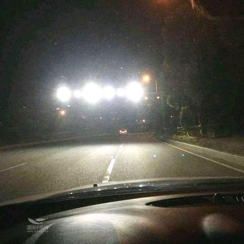  「夜车」三下双闪什么意思？老司机：公认的灯语，不认识别开夜