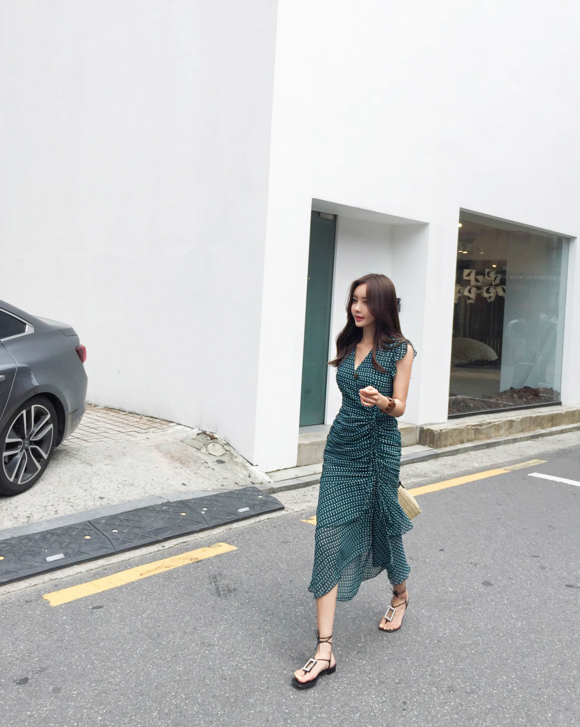 女神孙允珠，青花磨砂苔痕冰水晶玛瑙长裙