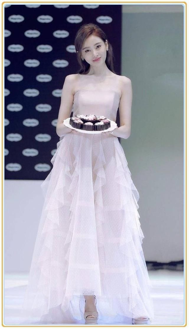 张天爱一袭黑色长裙华丽现身，却被助理紧身T抢镜，网友：尴尬不