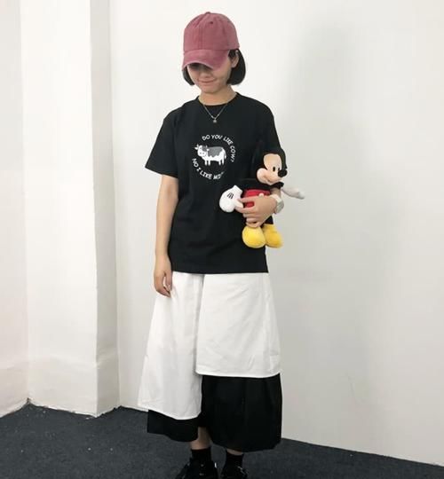  适合腿粗：腿粗女孩别穿牛仔裤了，2020年最遮肉的是“裤裙”，贼潮