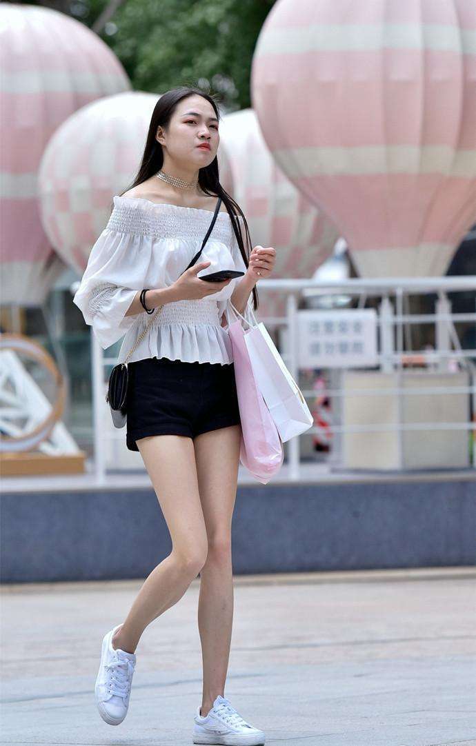 街拍: 图一全是腿, 图四差点走光, 图五看到直接掉头跑