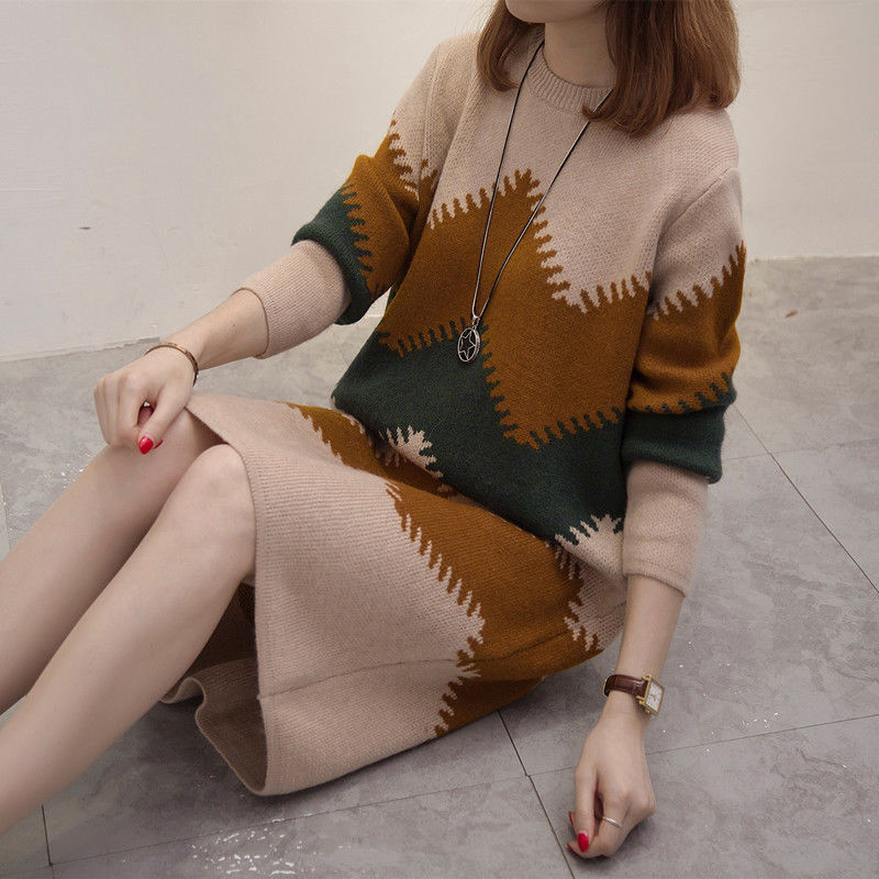 刚上架就火了的“毛衣裙“，比卫衣时髦好看，配一双袜靴就更美了