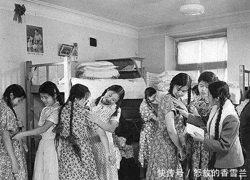  食堂@50年代罕见老照片农民斗地主，公社食堂吃大锅饭