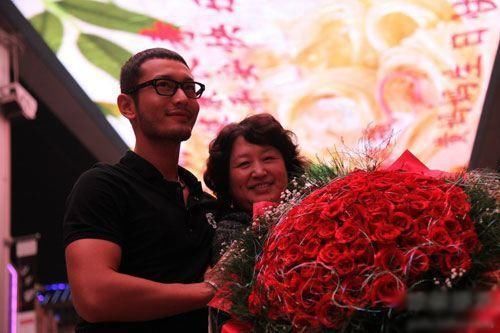 且不论黄晓明与疫苗事件有关还是无关,至少看得出来他是一个孝子