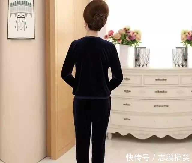  『时间』女人不想把时间浪费在搭配上，就选时髦套装，简单一身就能出门